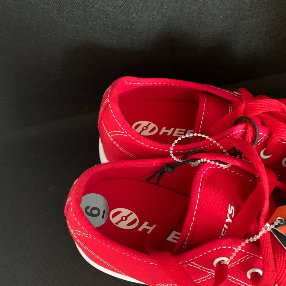 NWT- HEELYS THE ORIGINAL - Red Roller Shoes with White Soles - Picture 8 of 14